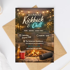 Könnte beinhalten: Eine rechteckige Einladungskarte mit einer nächtlichen Außenansicht, Lichterketten, einer Feuerstelle, einer Bierflasche, einem roten Plastikbecher und einem tragbaren Lautsprecher. Der Text lautet: You're Invited To A Kickback & Chill, Food, Drinks, Good Vibes, Saturday, August 14th, 6:00 PM - Until, The Patterson Residence, 1234 Oakwood Lane, Springfield, CA, RSVP by August 7th, Call or Text: 555-123-4567.