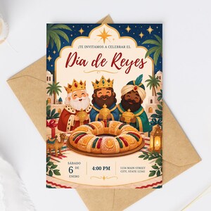 Może przedstawiać: Prostokątne zaproszenie na Dia de Reyes z trzema królami w koronach, ciastem w kształcie pierścienia, wielbłądem i palmami. Tekst brzmi: ¡TE INVITAMOS A CELEBRAR EL Día de Reyes, SÁBADO 6 DE ENERO, 4:00 PM, 1234 MAIN STREET CITY, STATE 12345.