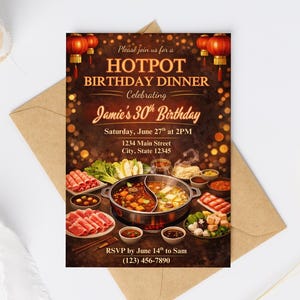 Puede incluir: Una tarjeta de invitación de cumpleaños rectangular con temática de cena hotpot, linternas rojas, una olla dividida e ingredientes crudos. El texto incluye: Please join us for a HOTPOT BIRTHDAY DINNER Celebrating Jamie's 30th Birthday, Saturday, June 27th at 2PM.