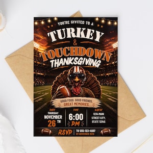 Könnte beinhalten: Eine rechteckige Einladungskarte mit einem Truthahn, der einen Footballhelm und eine Sonnenbrille auf einem Spielfeld trägt. Der Text lautet: YOU'RE INVITED TO A TURKEY & TOUCHDOWN THANKSGIVING, GOOD FOOD. GOOD FRIENDS. GREAT MEMORIES., 26. NOVEMBER, 18:00 UHR.