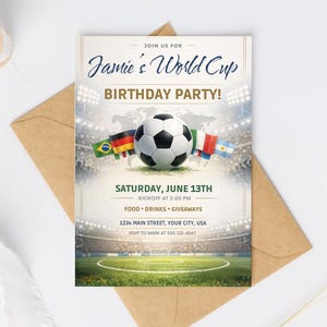 Puede incluir: Una taza de cerámica blanca con asa negra y el texto "But First, Coffee" en negrita negra. La taza está sobre un fondo neutro, resaltando su diseño simple. La taza mide aproximadamente 10 cm de altura.