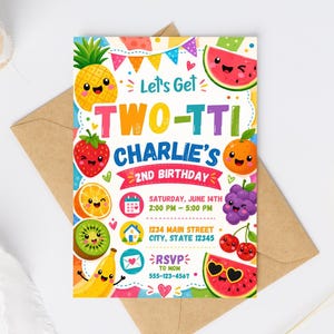 Puede incluir: Una tarjeta de invitación de cumpleaños rectangular con personajes de frutas de dibujos animados coloridos con caras, incluyendo piña, fresa, naranja, uvas, kiwi, plátano y sandía. El texto dice Let's Get TWO-TTI CHARLIE'S 2ND BIRTHDAY.