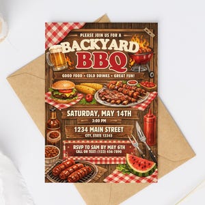 Op de afbeelding: Een rechthoekige uitnodigingskaart met een houtnerf achtergrond en de tekst PLEASE JOIN US FOR A BACKYARD BBQ, GOOD FOOD, COLD DRINKS, GREAT FUN, SATURDAY, MAY 14TH, 3:00 PM, 1234 MAIN STREET, CITY, STATE 12345, EN RSVP TO SAM BY MAY 6TH.