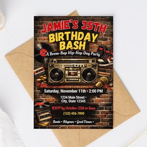 Puede incluir: Una invitación de cumpleaños con un fondo de pared de ladrillos. La invitación dice "Jamie's 35th Birthday Bash" con un radiocasete, discos y zapatillas deportivas. La fecha es el 11 de noviembre a las 14:00. RSVP antes del 25 de octubre.