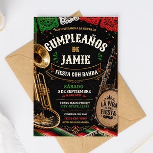 Könnte beinhalten: Eine rechteckige Geburtstagseinladungskarte mit schwarzem Hintergrund, einer goldenen Trompete, einer Klarinette, einer Trommel und einem schwarzen Sombrero. Der Text lautet "CUMPLEAÑOS DE JAMIE", "FIESTA CON BANDA", "SÁBADO 5 DE SEPTIEMBRE A LAS 6PM" und "LA VIDA ES UNA FIESTA".