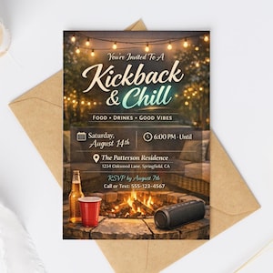 Op de afbeelding: Een uitnodigingskaart voor een "Kickback & Chill" evenement, met een warme buitenscène met lichtslingers. De kaart bevat evenementdetails: datum, tijd, locatie en RSVP-informatie. Een bierfles, rode beker en luidspreker zijn zichtbaar.