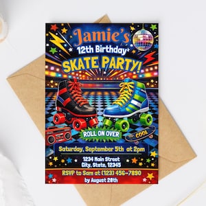 Op de afbeelding: Een rechthoekige verjaardagsuitnodiging met een zwarte achtergrond, kleurrijke sterren, een discobal en twee rolschaatsen. De tekst bevat Jamie's 12th Birthday SKATE PARTY!, ROLL ON OVER en evenementdetails voor zaterdag 5 september om 14:00 uur.