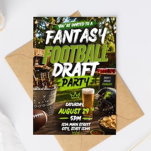 Op de afbeelding: Een rechthoekige uitnodigingskaart met de tekst YOU'RE INVITED TO A FANTASY FOOTBALL DRAFT PARTY, SATURDAY, AUGUST 29TH, 5PM, 1234 MAIN STREET, CITY, STATE 12345. Het ontwerp toont een football, bier, een helm en een metalen emmer.
