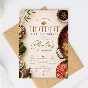Pode incluir: Um cartão de convite retangular para um jantar de aniversário com hotpot para o 17º aniversário de Charlie. O design inclui texto dourado, uma ilustração central de hotpot e imagens de ingredientes crus como cogumelos e carne.