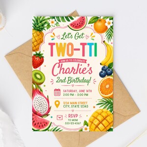 Puede incluir: Una tarjeta de invitación de cumpleaños rectangular con un tema de frutas coloridas, ilustrada con piña, sandía, fresa, kiwi, fruta del dragón, naranja, plátano, arándano y mango. El texto dice Let's Get TWO-TTI Charlie's 2nd Birthday.
