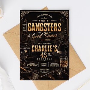 Peut inclure: Une carte d'invitation rectangulaire avec un fond noir et du texte doré. Le design présente une voiture ancienne, un chapeau fedora, un verre de whisky, un cigare et une mitraillette. Le texte inclut A NIGHT OF GANGSTERS AND Good Times, CHARLIE'S 45TH BIRTHDAY.