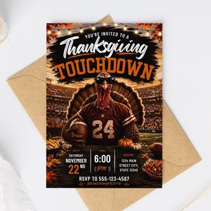 Könnte beinhalten: Eine Thanksgiving-Einladungskarte mit einem Truthahn, der eine Sonnenbrille und ein Football-Trikot mit der Nummer 24 trägt, vor einer Stadionkulisse. Der Text lautet: You're invited to a Thanksgiving TOUCHDOWN, Saturday November 22nd, 6:00 PM.