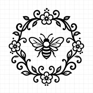 Könnte beinhalten: Ein schwarz-weißes Grafikdesign mit einem zentralen Bienen-Symbol, das von einem kreisförmigen Kranz umschlossen ist. Der Kranz besteht aus symmetrischen Blumenelementen, geschwungenen Ranken und Blättern, die einen ausgewogenen botanischen Rahmen bilden.