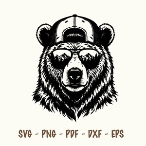 Puede incluir: Una ilustración gráfica en blanco y negro de un oso con gorra de béisbol y gafas de sol. Las gafas reflejan un paisaje montañoso. Debajo del oso, el texto dice SVG - PNG - PDF - DXF - EPS. El diseño presenta líneas de alto contraste.