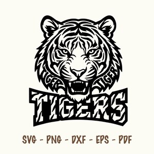 Puede incluir: Una ilustración gráfica en blanco y negro de una cabeza de tigre con la boca abierta, que integra la palabra TIGER en el diseño del pelaje a ambos lados. Debajo de la cabeza, la palabra TIGERS aparece en una fuente negrita, bloque y rayada.