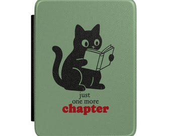 Solo un capítulo más. Gato leyendo. Funda para Kindle/lector electrónico.