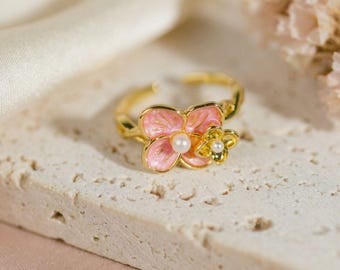 Rosa Blüten-Perlenring, verstellbarer vergoldeter Emaille-Blumenring, romantisches Geschenk für sie