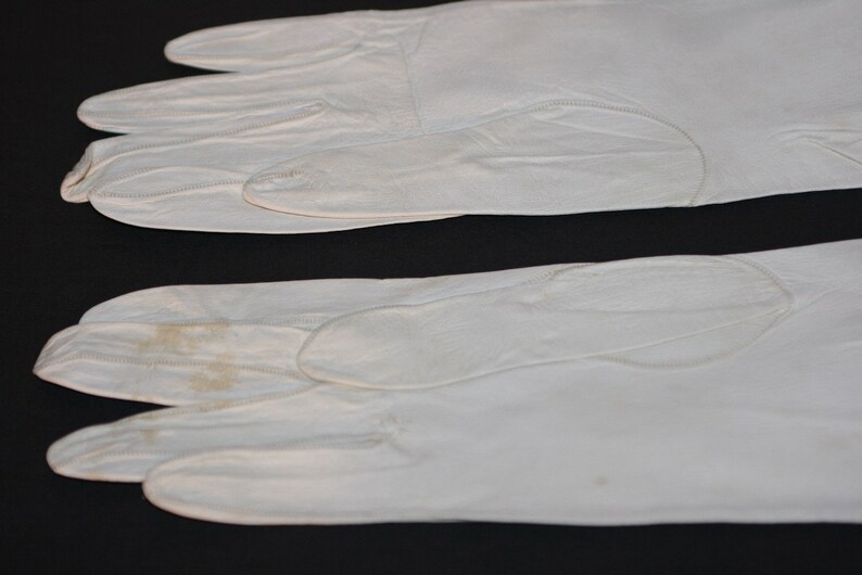 Vintage 1950s Elbow Length Kid Leather Off-White Opera Gloves Si Vintage 1950s Elbow Length Kid Leather Off-White Opera Gloves Si
