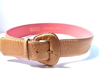 VINTAGE WIDE LEATHER BELT “THE RITZ” COGNAC QUALITY MINIMALIST SIZE MEDIUM 80s Vintage Red Leather Belt Womens Sleather Covered Buckle  main image 3