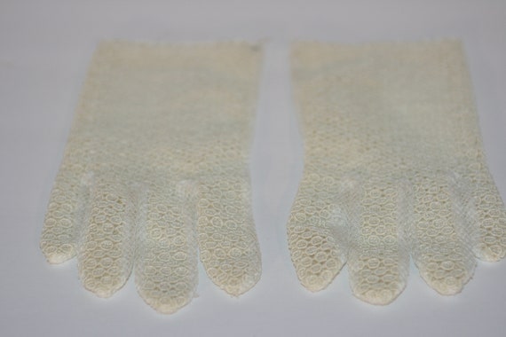 1950s Fishnet Gloves Delicate Ivory Vintage Lace … - image 1