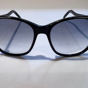 1980s Oversized Sunglasses: Black, Blue, and White Tinted Lenses