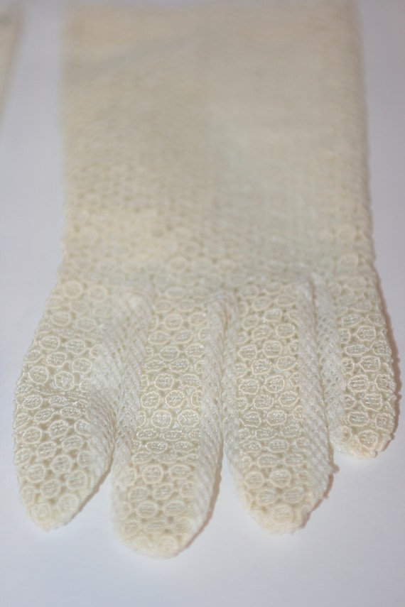 1950s Fishnet Gloves Delicate Ivory Vintage Lace … - image 3