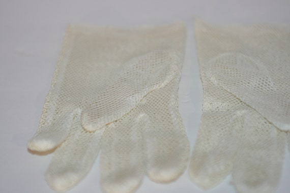 1950s Fishnet Gloves Delicate Ivory Vintage Lace … - image 4