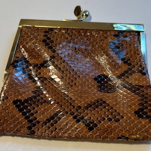 Monedero vintage de piel de serpiente pitón de los años 60 con cierre de broche de latón en forma de corazón