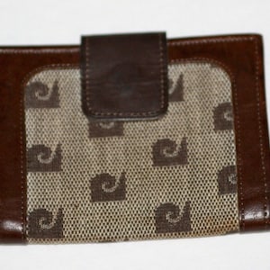 Cartera de piel de vacuno de grano superior de Pierre Cardin de los años 70 con dos pliegues y cierre a presión de diseño, París, Nueva York