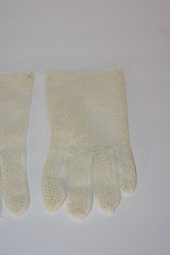 1950s Fishnet Gloves Delicate Ivory Vintage Lace … - image 2