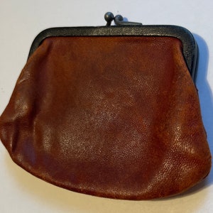 Monedero vintage de piel de becerro color coñac de los años 30 y 40 con cierre de corazón a presión y ribete metálico recubierto de cuero negro.
