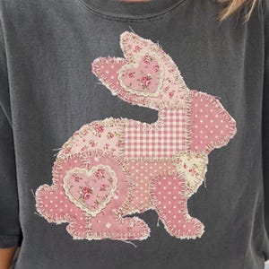 Coelho rosa patchwork PNG, design de sublimação de coelho floral de Páscoa, aplique falso acolchoado, xadrez vichy de primavera, download digital
