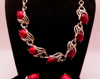 Ensemble de boucles d'oreilles vintage Lisner avec collier et baies rouges, bijoux floraux du milieu du siècle ton or