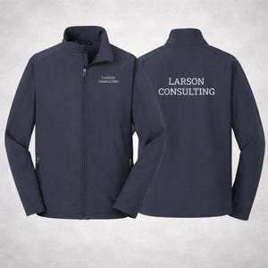 Può includere: Giacca softshell blu navy con cerniera intera e collo alto. Il testo "LARSON CONSULTING" è stampato in bianco sulla parte anteriore e posteriore della giacca.