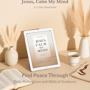 Può includere: Un tablet bianco con la scritta "Jesus, Calm My Mind" è appoggiato su un supporto. L'immagine include una tazza da tè, un libro aperto e vasi decorativi con piante essiccate. È visibile anche il testo "Find Peace Through Daily Reflections and Biblical Guidance".
