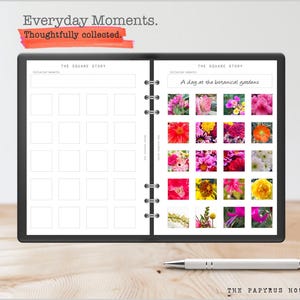 Op de afbeelding: Een zwart notitieboek met de tekst "Everyday Moments. Thoughtfully collected." en "The Square Story." Het open notitieboek toont een raster van vierkanten en kleurrijke bloemenfoto's. Een witte pen ligt op het houten oppervlak.