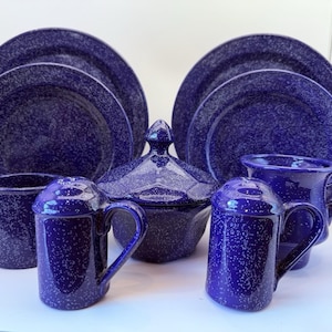 Signed Studio Pottery 9-delat porslinsset i koboltblått spräckligt stengods GP
