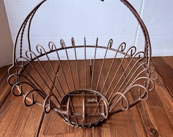 Grand panier vintage français en fil de fer noir, style rustique, décoration de ferme française.