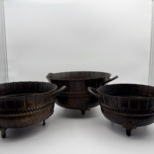 Vintage kopparfärgade krukor med fot, graderade, set om 3