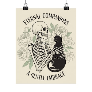 Könnte beinhalten: Poster mit einem Skelett, das eine schwarze Katze umarmt, umgeben von floralen Elementen. Der Text lautet "Eternal Companions, A Gentle Embrace". Das Kunstwerk ist in Schwarzweiß mit Vintage-Ästhetik.