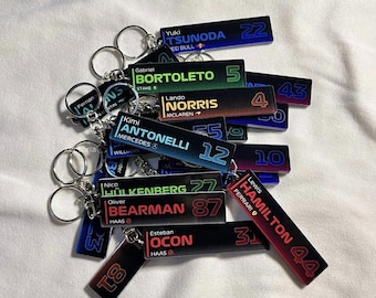 Chaveiro com crachá de piloto de Fórmula 1 – Acessório para fã de F1 em acrílico