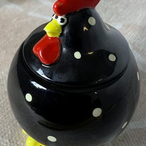 Zuccheriera vintage Omnibus Japan in ceramica a forma di gallina con coperchio, gallina a pois bianchi e neri, stile rustico kitsch, decorazione da cucina retrò anni '90.