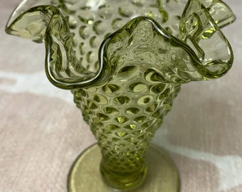 Jarrón antiguo Fenton Colonial Green Hobnail con base rizada y volantes, n.° 3952, 10 cm (4 pulgadas), cristal de mediados de siglo, década de 1960.