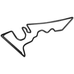 Pode incluir: Um contorno preto de uma pista de corrida, com curvas fechadas e retas longas. O design é uma representação estilizada de um circuito, provavelmente para desportos motorizados. A imagem está isolada em fundo branco.