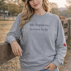 Pferdeliebhaber Sweatshirt mit Rundhalsausschnitt, Life Happens Horses Help, Herz-Design