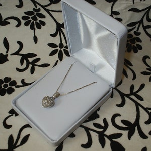 Fancy White Leather PENDANT NECKLACE EARRINGS Gift Box presentation case display safekeeping