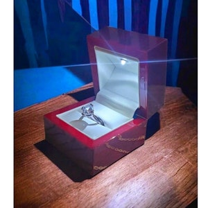 Caja para anillo de compromiso con iluminación LED de madera de cerezo/caoba y grano de madera italiano blanco