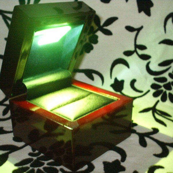 New Custom Made Green Lantern LED ring box Fancy Mahogany Wood Grain & Black italian Leather Ring Box illuminated ring Display case