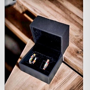 Black hoop Stud earrings gift box presentation display case Textured Leather Grain Black velvet