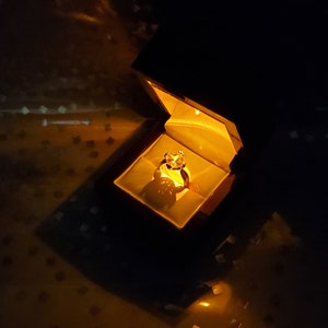 Caja de anillo de compromiso de cuero italiano blanco con grano de madera de cerezo/caoba con luz LED amarilla ámbar caja de anillo iluminada